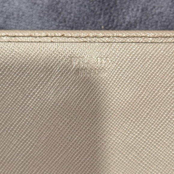 PRADA
Saffiano Metal Oro Chain Wallet Pomice - Picture 12 of 16